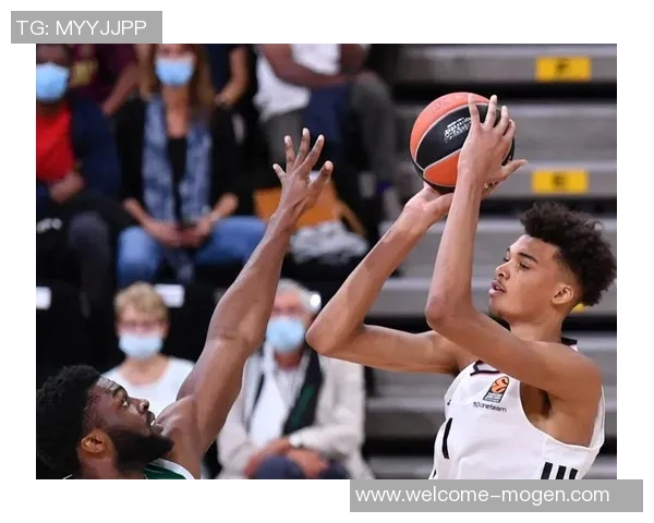 文班亚马解析关键三分球战术强调避免盲目突入人群造成复杂局面 文班亚马解析关键三分球战术强调避免盲目突入人群造成复杂局面